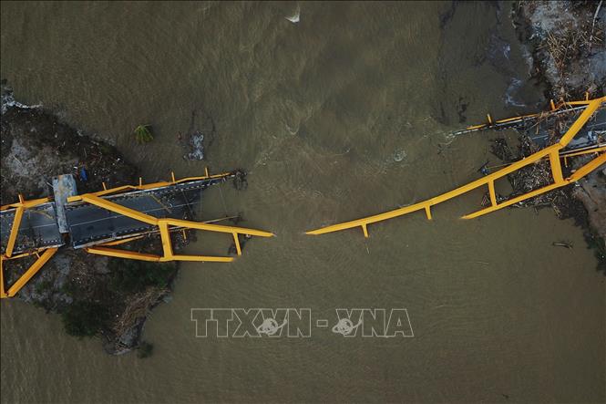 Trong ảnh: Cây cầu bị phá hỏng sau động đất kèm sóng thần ở Palu, Trung Sulawesi, Indonesia ngày 29/9/2018. Ảnh: AFP/ TTXVN