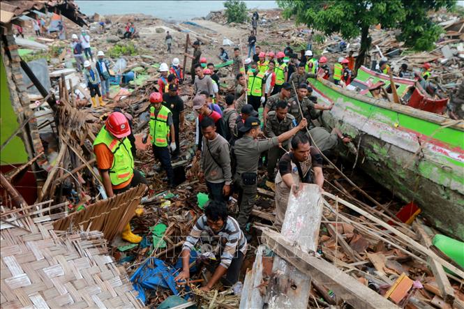 Trong ảnh: Cảnh hoang tàn sau thảm họa sóng thần ở South Lampung, Indonesia ngày 23/12. Ảnh: AFP/TTXVN