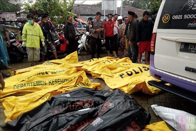 Trong ảnh: Thi thể nạn nhân trong thảm họa sóng thần tại Indonesia ngày 23/12/2018. Ảnh: AFP/TTXVN