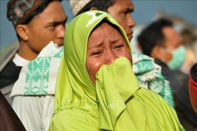 Trong ảnh: Nỗi đau mất mát sau động đất, sóng thần kinh hoàng tại thành phố Palu, đảo Sulawesi, Indonesia ngày 29/9/2018. Ảnh: AFP/ TTXVN