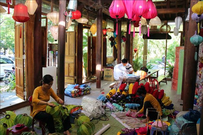 Trong ảnh: Sản xuất đèn lồng tại phố cổ Hội An. Ảnh: Đỗ Trưởng - TTXVN