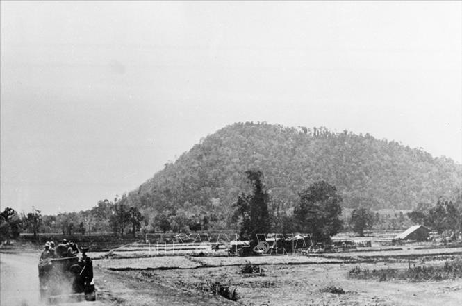 Trong ảnh: Căn cứ Tà Sanh ở Tây Bắc Campuchia, được bè lũ Pol Pot – Ieng Sary thiết lập như một căn cứ đầu não sau ngày chế độ diệt chủng của chúng bị lật đổ (7/1/1979) để tiến hành các hoạt động chống phá công cuộc hồi sinh của nhân dân Campuchia. Căn cứ này đã bị quân đội cách mạng Campuchia và bộ đội tình nguyện Việt Nam đánh chiếm ngày 27/3/1979, thu hồi 14 kho vũ khí cùng hàng trăm phương tiện chiến tranh. Ảnh: TTXVN
