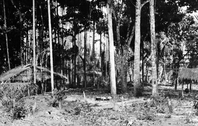 Trong ảnh: Khu nhà Trung ương - căn cứ đầu não của Pol Pot, trong đó có đài phát thanh, tại cánh rừng Tức Sóc (phía Nam Tà Sanh, Tây Bắc Campuchia), bị quân đội cách mạng Campuchia và bộ đội tình nguyện Việt Nam đánh chiếm ngày 28/3/1979, thu nhiều tài liệu quan trọng, trong đó có con dấu của cái gọi là “Bộ Ngoại giao” và hộ chiếu của Ieng Sary. Ảnh: TTXVN