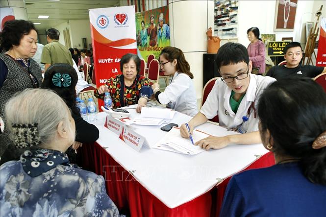Trong ảnh: Các bác sĩ Viện Tim mạch – Bệnh viện Bạch Mai khám, tư vấn tầm soát bệnh tăng huyết áp và các bệnh lý tim mạch cho người dân Thủ đô. Ảnh: Dương Ngọc - TTXVN