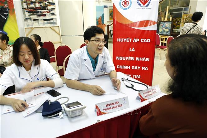 Trong ảnh: Các bác sĩ Viện Tim mạch – Bệnh viện Bạch Mai khám, tư vấn tầm soát bệnh tăng huyết áp và các bệnh lý tim mạch cho người dân Thủ đô. Ảnh: Dương Ngọc - TTXVN