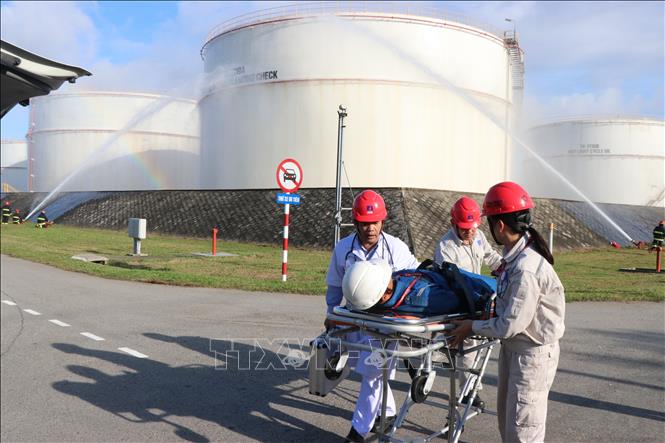 Trong ảnh: Diễn tập tình huống đưa công nhân bị nạn ra khỏi khu vực nguy hiểm. Ảnh: Sỹ Thắng-TTXVN