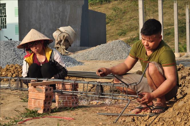 Trong ảnh: Các hộ dân xã Sơn Lương, huyện Văn Chấn đang chuẩn bị để xây dựng nhà đón năm mới. Ảnh: Đinh Thùy - TTXVN