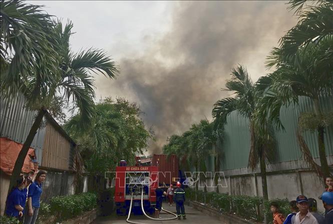 Trong ảnh: Lực lượng Cảnh sát phòng cháy chữa cháy tỉnh Bình Dương nổ lực phun nước dập tắt đám cháy. Ảnh: Huyền Trang-TTXVN