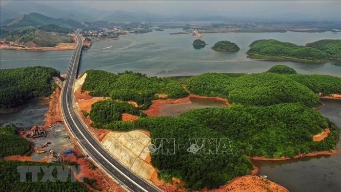 L’autoroute Ha Long-Van Don, d'une longueur de près de 60 km, représente un investissement de 14.000 milliards de dongs.