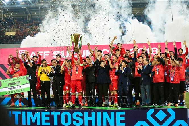 Trong ảnh: Các cầu thủ đội tuyển Việt Nam giành cúp vô địch Đông Nam Á - AFF Suzuki Cup 2018 sau khi chiến thắng đội tuyển Malaysia với tỷ số chung cuộc 3-2 qua 2 lượt đấu. Với chiến thắng này, Việt Nam đã trở thành một thế lực mới của bóng đá khu vực Đông Nam Á. Ảnh: Trọng Đạt - TTXVN