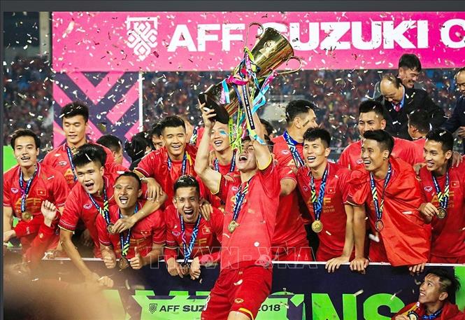 Trong ảnh: Các cầu thủ đội tuyển Việt Nam giành cúp vô địch Đông Nam Á - AFF Suzuki Cup 2018 sau khi chiến thắng đội tuyển Malaysia với tỷ số chung cuộc 3-2 qua 2 lượt đấu. Với chiến thắng này, Việt Nam đã trở thành một thế lực mới của bóng đá khu vực Đông Nam Á. Ảnh: Trọng Đạt - TTXVN