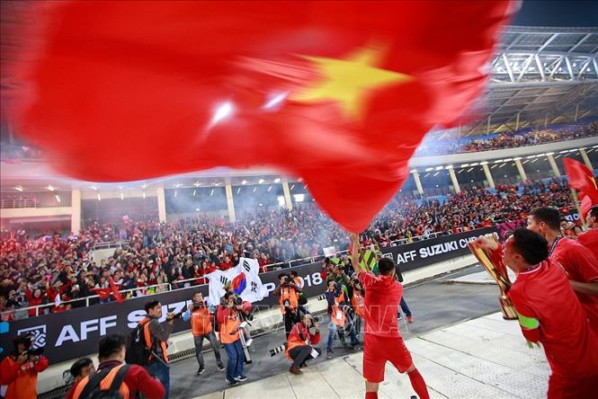 Trong ảnh: Các cầu thủ đội tuyển Việt Nam hân hoan ăn mừng chức vô địch Đông Nam Á - AFF Suzuki Cup 2018 sau khi chiến thắng đội tuyển Malaysia với tỷ số chung cuộc 3-2 qua 2 lượt đấu. Với chiến thắng này, Việt Nam đã trở thành một thế lực mới của bóng đá khu vực Đông Nam Á. Ảnh: Trọng Đạt - TTXVN
