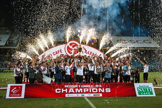 Trong ảnh: Đội Hà Nội FC đăng quang ở V-League 2018 - giải đấu cao nhất của bóng đá Việt Nam sớm 5 vòng đấu với chuỗi 13 trận bất bại liên tiếp, chỉ thua 2 trận suốt mùa giải. Ảnh: Trọng Đạt - TTXVN