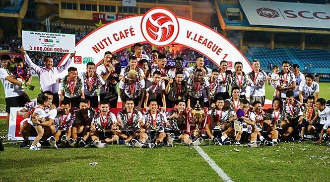 Trong ảnh: Đội Hà Nội FC đăng quang ở V-League 2018 - giải đấu cao nhất của bóng đá Việt Nam sớm 5 vòng đấu với chuỗi 13 trận bất bại liên tiếp, chỉ thua 2 trận suốt mùa giải. Ảnh: Trọng Đạt - TTXVN