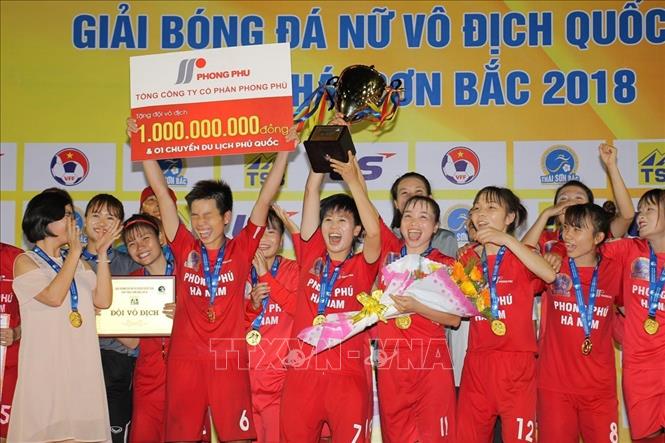 Trong ảnh: Tại Giải vô địch bóng đá nữ quốc gia 2018, Phong Phú Hà Nam lần đầu tiên giương cao cúp vô địch sau khi vượt qua đương kim vô địch TP. Hồ Chí Minh I đầy thuyết phục. Ảnh: Quang Nhựt – TTXVN