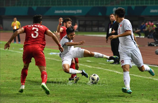 Trong ảnh: Pha tranh bóng giữa Đoàn Văn Hậu (giữa) với các cầu thủ Olympic Syria trong trận tứ kết ASIAD 2018 bóng đá nam diễn ra ở Bekasi, Indonesia ngày 27/8. Kết thúc trận đấu, Olympic Việt Nam thắng 1-0, giành quyền vào bán kết gặp Olympic Hàn Quốc. Ảnh: TTXVN phát