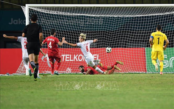 Trong ảnh: Với bàn thắng duy nhất do Văn Toàn ghi được vào lưới Olympic Syria trong hiệp phụ thứ hai của trận đấu tứ kết ASIAD 2018 bóng đá nam diễn ra ở Bekasi, Indonesia ngày 27/8, Olympic Việt Nam đã lần đầu tiên ghi tên mình vào bán kết, gặp Olympic Hàn Quốc. Ảnh: TTXVN phát