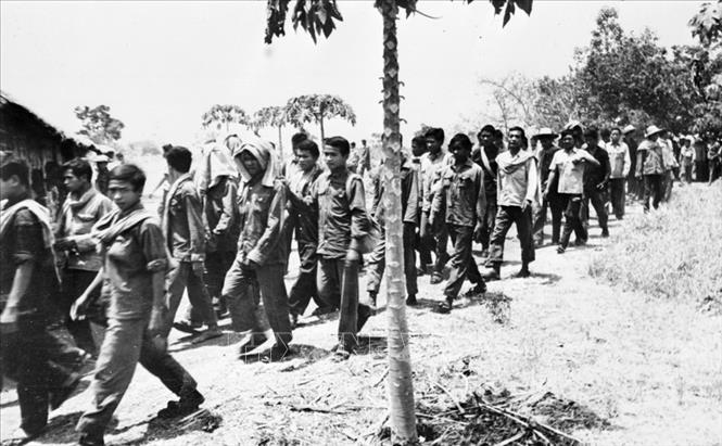 Trong ảnh: Tàn quân của Pol Pot ở căn cứ Tà Sanh ra đầu hàng quân đội cách mạng Campuchia và bộ đội tình nguyện Việt Nam sau khi căn cứ này bị đánh chiếm, ngày 28/3/1979. Ảnh: TTXVN