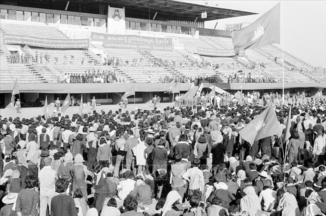 Trong ảnh: Nhân dân Campuchia trong Lễ mừng chiến thắng 7/1/1979, được tổ chức ngày 25/1/1979 tại sân vận động Olympic ở thủ đô Phnom Penh. Ảnh: TTXVN
