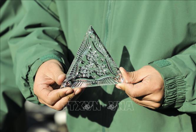 Trong ảnh: Mảnh pha lê được gắn lên quả cầu tại Quảng trường Thời đại ở New York, Mỹ ngày 27/12/2018. Ảnh: THX/ TTXVN