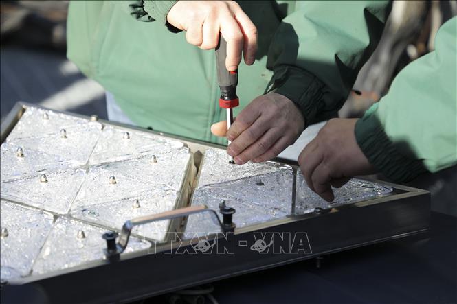 Trong ảnh: Công nhân gắn các mảnh pha lê lên quả cầu tại Quảng trường Thời đại ở New York, Mỹ ngày 27/12/2018. Ảnh: THX/ TTXVN