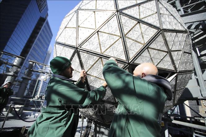 Trong ảnh: Công nhân gắn các mảnh pha lê lên quả cầu tại Quảng trường Thời đại ở New York, Mỹ ngày 27/12/2018. Ảnh: THX/ TTXVN