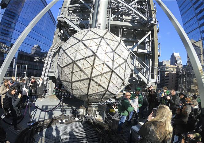 Trong ảnh: Quả cầu pha lê được treo tại Quảng trường Thời đại ở New York, Mỹ ngày 27/12/2018. Ảnh: THX/ TTXVN