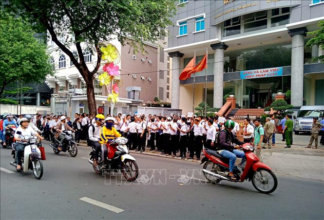 Trong ảnh: Rất đông tài xế của Vinasun tập trung ở trước cổng Viện Kiểm sát nhân dân Thành phố Hồ Chí Minh. Ảnh: Thành Chung - TTXVN

