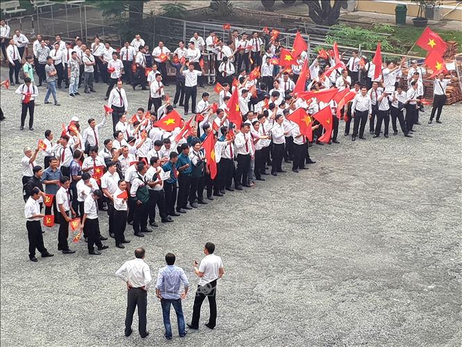 Trong ảnh: Rất đông tài xế của Vinasun tập trung ở sân tòa án hò hét, gây mất trật tự khu vực. Ảnh: Thành Chung - TTXVN

