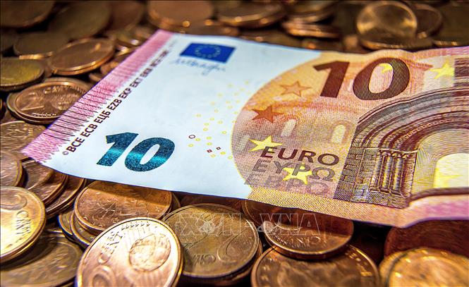 Trong ảnh: Đồng tiền mệnh giá 10 euro tại Lille, miền bắc Pháp ngày 31/1/2017. Ảnh: AFP/ TTXVN
