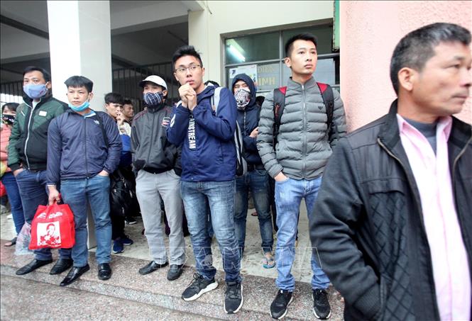 Trong ảnh: Không có chỗ ngồi, nhiều người dân đứng ngoài cửa đợi xe. Ảnh: Trúc Hà – TTXVN phát