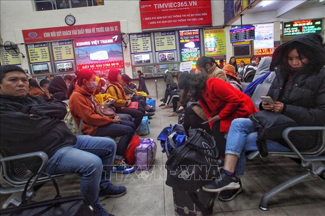 Trong ảnh: Khu vực ngồi chờ bến xe Mỹ Đình đông kín người. Ảnh: Minh Hoàng – TTXVN phát