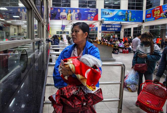 Trong ảnh: Một hành khách tìm mua vé đi Lào Cai trong tối 28/12/2018. Ảnh: Minh Hoàng – TTXVN phát