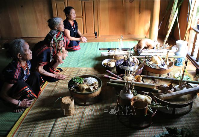 Trong ảnh: Nghi lễ cúng mời Mẹ Lúa tại Nhà Văn hóa thôn. Ảnh: Hồ Cầu-TTXVN
