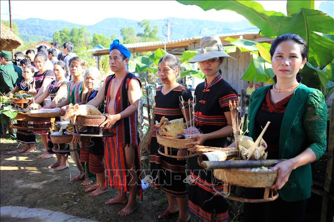 Trong ảnh: Các dòng họ trong bản A Năm mang lễ vật đến cúng Giàng. Ảnh: Hồ Cầu-TTXVN
