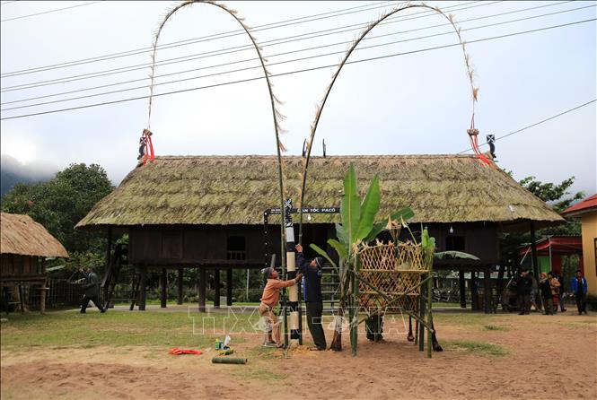 Trong ảnh: Lễ dựng cây nêu ở nhà văn hóa thôn A Năm trong lễ hội AZa Koonh. Ảnh: Hồ Cầu-TTXVN