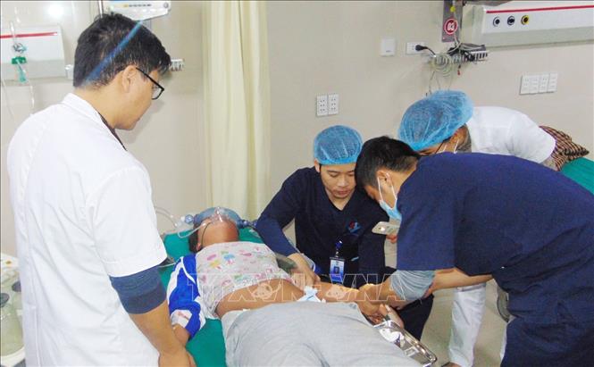 Trong ảnh: Bệnh nhân T. T.H đang được điều trị tại Bệnh viện Đa khoa Hùng Vương. Ảnh: Trung Kiên - TTXVN          