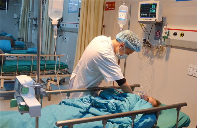  Trong ảnh: Bệnh nhân T. T.H đang được điều trị tại Bệnh viện Đa khoa Hùng Vương. Ảnh: Trung Kiên - TTXVN         