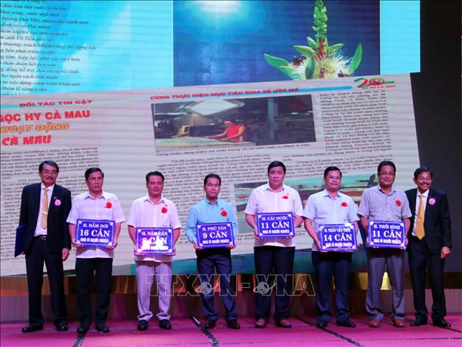 Công ty trách nhiệm hữu hạn Một thành viên Xổ số kiến thiết Cà Mau trao tượng trưng nguồn kinh phí tài trợ xây dựng 101 căn nhà cho hộ nghèo cho đại diện lãnh đạo UBND các huyện, thành phố. Ảnh: Kim Há-TTXVN