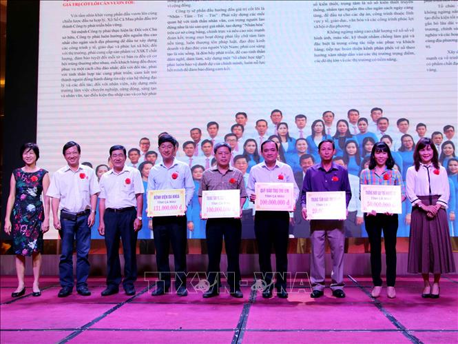 Đại diện đại lý xổ số kiến kiến khu vực phía Nam trao tượng trưng nguồn kinh phí đóng góp thực hiện chương trình an sinh xã hội tại tỉnh Cà Mau. Ảnh: Kim Há-TTXVN