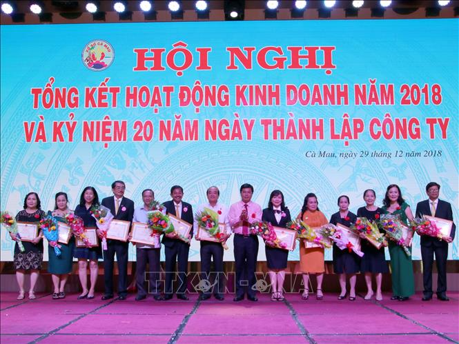 Trong ảnh: Chủ tịch UBND tỉnh Cà Mau trao tặng Bằng khen cho các cá nhân đã đồng hành cùng Công ty Xổ số kiến thiết Cà Mau trong suốt 20 năm qua. Ảnh: Kim Há -TTXVN