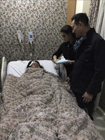 Trong ảnh: Đại sứ Việt Nam tại Ai Cập Trần Thành Công thăm một nạn nhân người Việt bị thương trong vụ đánh bom. Ảnh: TTXVN phát