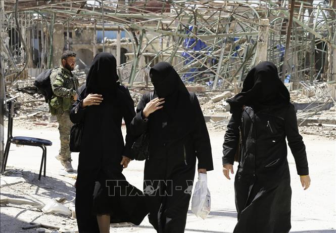 Trong ảnh: Phụ nữ Hồi giáo trên đường phố ở Douma, ngoại ô Damascus,Syria ngày 16/4/2018. Ảnh: AFP/TTXVN