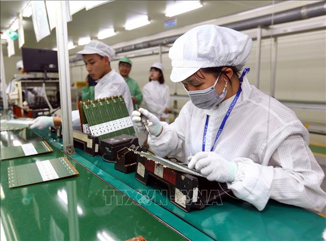 Trong ảnh: Công nhân sản xuất linh kiện điện tử tại nhà máy 4P (Văn Giang, Hưng Yên). Ảnh: Phạm Kiên - TTXVN