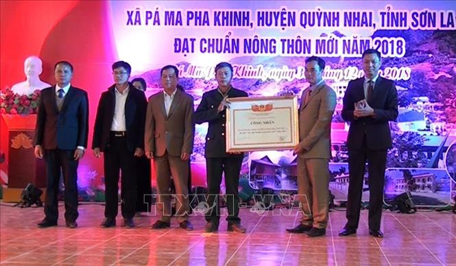 Trong ảnh: Đại diễn xã Pá Ma Pha Khinh, huyện Quỳnh Nhai, tỉnh Sơn La nhận bằng công nhận đạt chuẩn nông thôn mới. Ảnh: Nguyễn Cường - TTXVN 