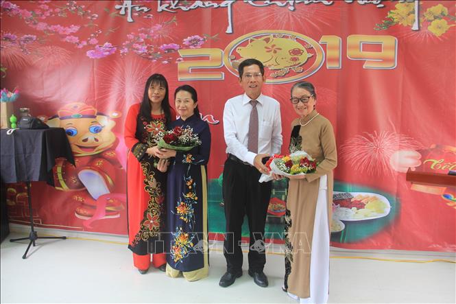 Trong ảnh:Đại diện cộng đồng người Việt Nam tại Angola tặng hoa Đại sứ Nguyễn Mạnh Cường và Phu nhân. Ảnh: Đình Lượng- TTXVN