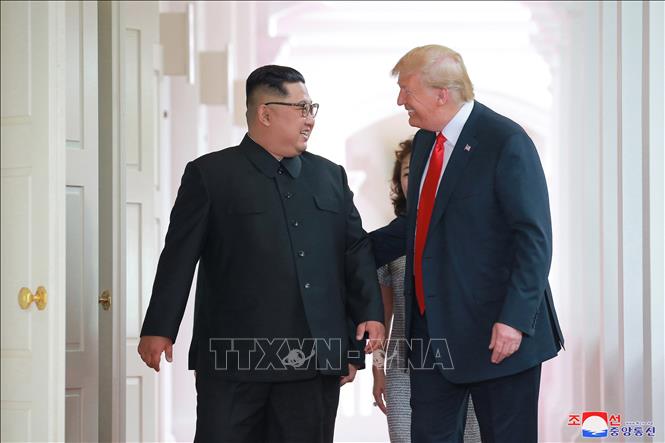 Trong ảnh (do Hãng thông tấn Trung ương Triều Tiên đăng phát): Nhà lãnh đạo Triều Tiên Kim Jong-un (trái) trong cuộc gặp thượng đỉnh với Tổng thống Mỹ Donald Trump tại Singapore ngày 12/6/2018. Ảnh: EPA/TTXVN