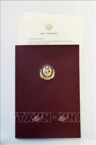 Trong ảnh (do Văn phòng Tổng thống Hàn Quốc công bố): Bức thư nhà lãnh đạo Triều Tiên Kim Jong-un gửi tới Tổng thống Hàn Quốc Moon Jae-in ngày 30/12/2018. Ảnh: YONHAP/TTXVN