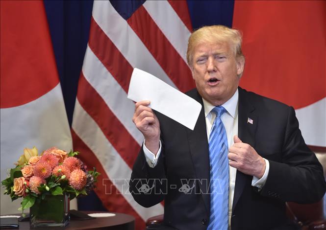 Trong ảnh: Tổng thống Mỹ Donald Trump công bố bức thư tay nhà lãnh đạo Triều Tiên Kim Jong-un gửi cho ông, tại cuộc gặp song phương với Thủ tướng Nhật Bản Shinzo Abe bên lề Hội nghị Đại hội đồng LHQ ở New York (Mỹ) ngày 26/9/2018. Ảnh: AFP/TTXVN