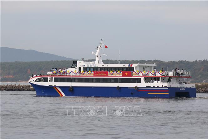 Trong ảnh: Tàu cao tốc  Phú Quý Express hoạt động sẽ tạo điều kiện cho du lịch đảo Phú Quý phát triển mạnh. Ảnh : Nguyễn Thanh – TTXVN